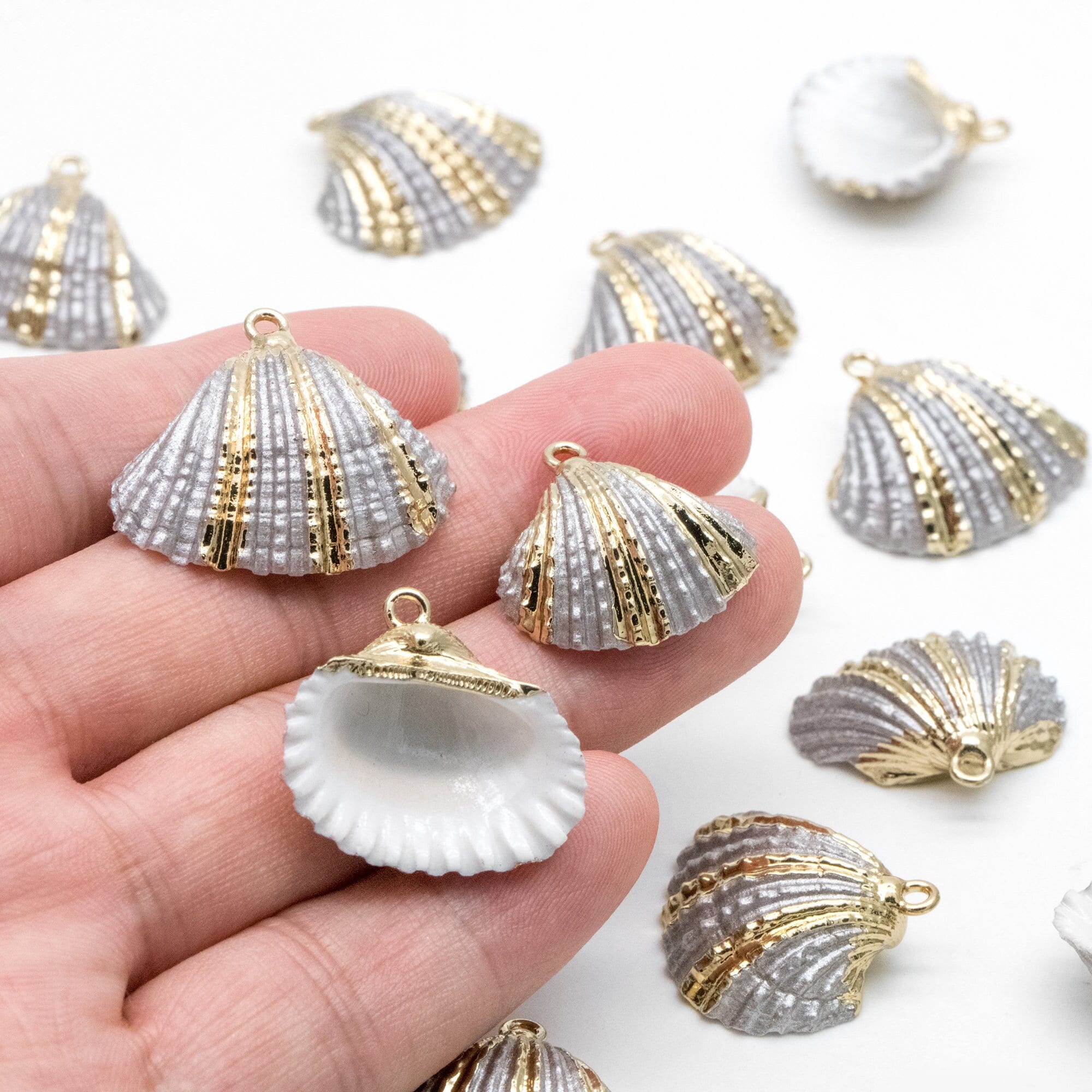 10pcs Natural Shell Charms, Gold plated Shell Pendants, Grey Striped Pattern (BK-023)